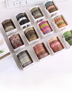 Vue de dessus de 12 coffrets de rubans adhésifs washi vintage aux motifs floraux et variés