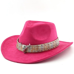 Rosaroter Wildleder-Cowboyhut mit silbernem Stierschädel und Nietenzierband