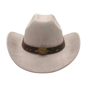 Détail du chapeau de cowboy gris en daim avec bande en cuir et étoile dorée