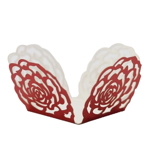 Boîte à bonbons de mariage découpée au laser rouge avec doublure ivoire et motif de roses