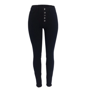 Détail de jean skinny taille haute avec braguette à cinq boutons en noir profond