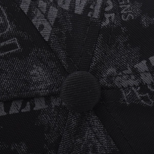 Vue macro de la texture du tissu en sergé et du bouton supérieur de la casquette