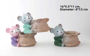Dettaglio di tre vasi da fiori a forma di topo in resina con maglioni colorati e misure
