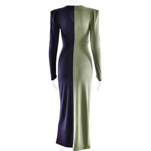 Vue arrière d'une robe maxi moulante avec un design unique bicolore marine et vert olive