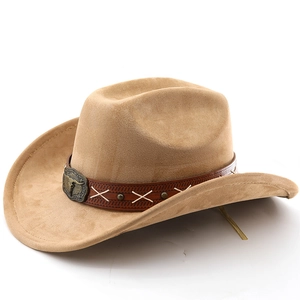 Détail d'un chapeau de cowboy avec bande en cuir et tête de taureau en métal vintage