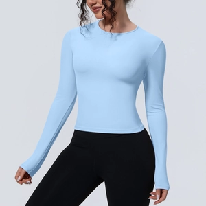 Détail du haut de yoga bleu clair avec tissu de sport élastique et respirant ajusté