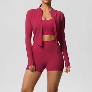 Ensemble de yoga 3 pièces avec veste rose, brassière de sport et short taille haute