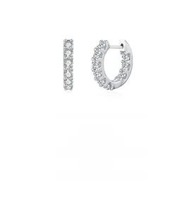 Dettaglio di orecchini a cerchio in argento 925 con pietre moissanite pavé
