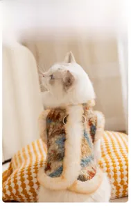 Detailansicht der Fair Isle Plüschtierweste mit zwei Metallringen an einer Katze
