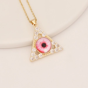 Makroaufnahme einer Gold-Dreieck-Halskette mit Zirkonia und rosa Auge-Anhänger-Detail
