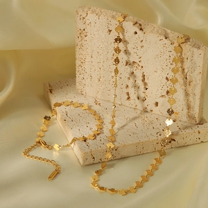 Elegante conjunto de collar y pulsera de acero inoxidable chapado en oro 18K con conchas
