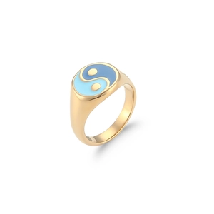 Vue macro d'une bague plaquée or 18 carats avec design Yin Yang en émail bleu