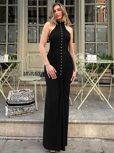 Vestido largo negro con cuello halter, hebillas plateadas y corte ajustado para eventos