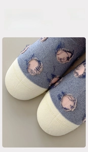Detail view of seamless toe socks made of premium cotton with polka dot pattern