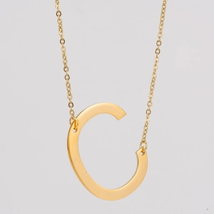Détail du collier en acier inoxydable doré 18K avec pendentif lettre C majuscule