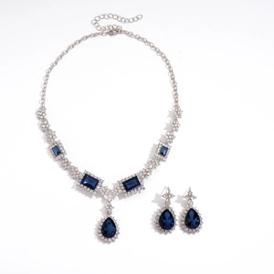 Elegante set 2 pezzi con pietre blu a goccia e strass su finitura in argento lucido
