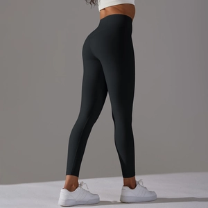 Détail du legging de yoga noir à taille haute montrant le design galbant sans couture