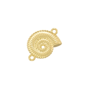 Gros plan détaillé d'un pendentif conque dorée avec texture en spirale pour bijoux DIY