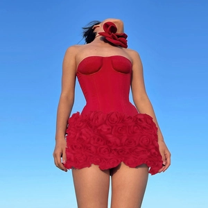 Rotes trägerloses Kleid mit 3D Blumenstruktur und passendem Rosen-Halsband für Damen