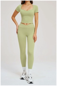 Detail eines hellgrünen Yoga-Sets mit herzförmigem Ausschnitt und V-Taillen-Leggings
