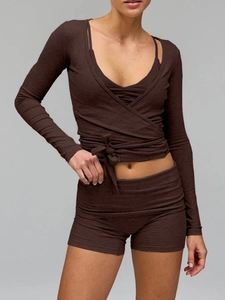 Détail de l'ensemble loungewear en maille côtelée marron foncé avec haut croisé et short