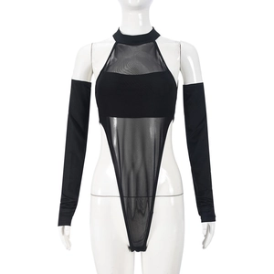 Nahaufnahme des schwarzen Netz-Bodysuits mit elastischen Cut-Outs und langen Ärmeln