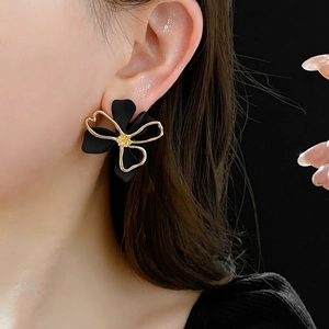 Double-layer hollow flower earrings with matte black petals and golden heart accents