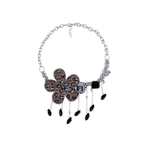 Collier à pampilles en fleurs avec pétales de strass et gouttes de pierres sombres