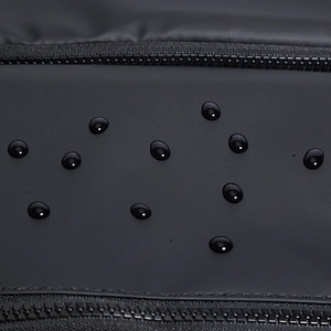 Wasserdichtes Gewebe des schwarzen Laptop Rucksacks mit Wassertropfen auf der Oberfläche