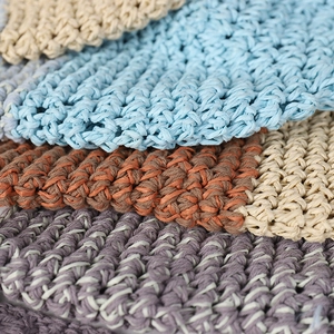 Vista macro de la textura de paja tejida a mano para sombreros de verano multicolores