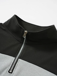 Gros plan d'un pull pour homme à quart de zip avec texture gaufrée gris et noir