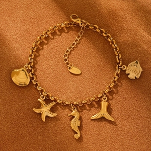 Bracelet à breloques océan plaqué or 18 carats avec pendentifs hippocampe et coquillage