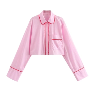 Camicia cropped rosa da donna con profili rossi a contrasto, colletto a revers e maniche lunghe