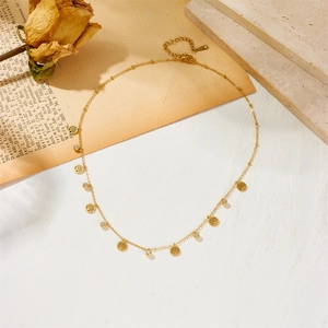 Collier arbre de vie doré avec pendentifs ronds et zircons sur papier vintage