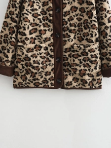 Veste en polaire léopard avec bordures en velours côtelé et boutons sur le devant
