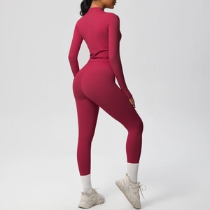 Vue arrière d'un ensemble de sport rouge foncé avec legging taille haute et veste zippée