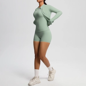 Détail de profil de l'ensemble de yoga vert clair 3 pièces avec veste, débardeur et short
