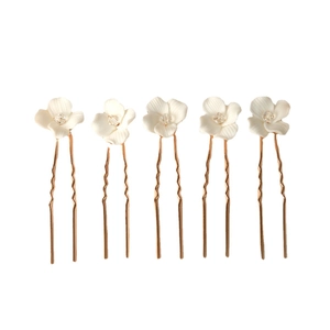 5-piece set of bridal hair pins with white ceramic flowers and rose gold metal finish