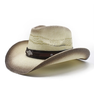 Détail d'un chapeau de cowboy en paille tressée avec ruban en cuir et clous argentés