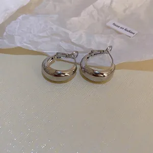 Boucles d'oreilles créoles géométriques argentées au design épais et profilé poli
