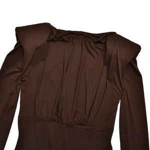 Détail d'une robe marron foncé élégante avec décolleté plissé et taille ajustée froncée