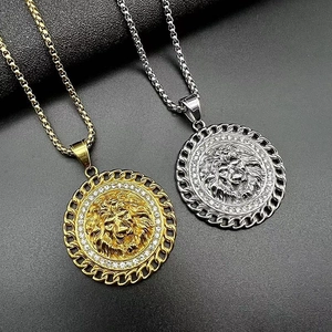 Dettaglio di ciondoli a testa di leone hip hop oro e argento con cristalli lucidi