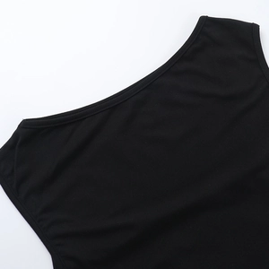 Dettaglio della cucitura del colletto su una canotta nera in maglia per donna
