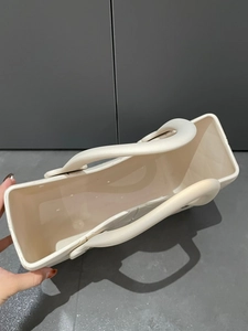 Vista interna della borsa tote in EVA crema con ampio scomparto impermeabile trapuntato