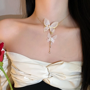 Détails de la dentelle papillon sur collier avec perles et accents de diamant