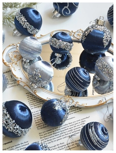 Detail der Seidensatin Weihnachtskugeln mit blauen Pailletten und Perlen auf einem Tablett