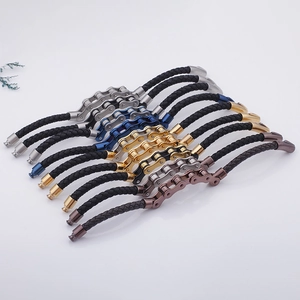 Detail von Fahrradketten-Armbändern in Silber, Blau, Gold und Braun auf schwarzem Seil