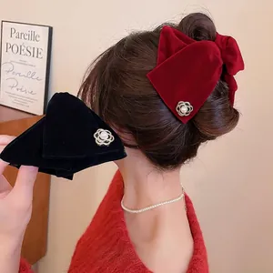 Pince à cheveux fleur en velours rouge et noir avec perles et détails dorés
