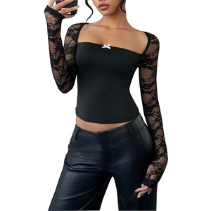 Detalle del crop top con cuello cuadrado, mangas de encaje y un pequeño lazo blanco