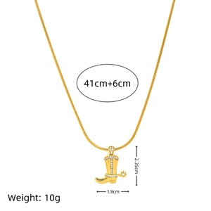 Dettaglio del ciondolo a stivale da cowboy placcato oro 18K con pietre di zircone